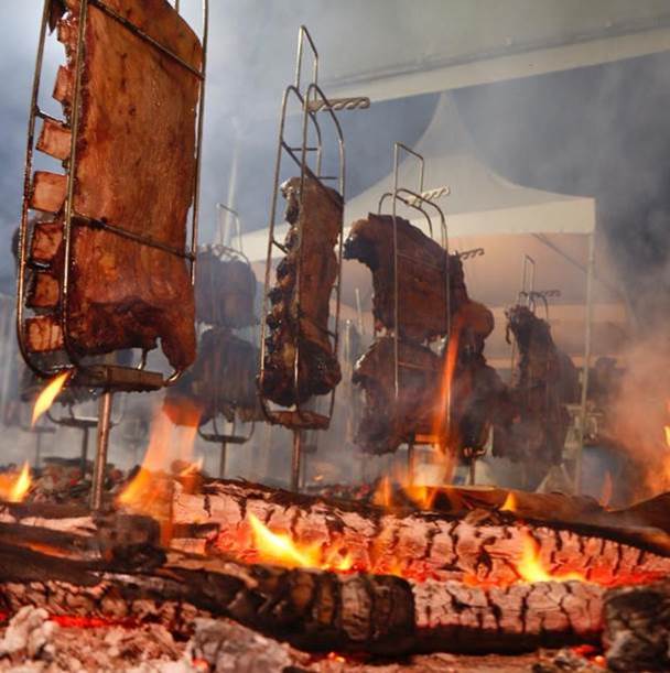 Blend BBQ: festival chega a Nova Iguaçu com muitas costelas assando sobre a lenha