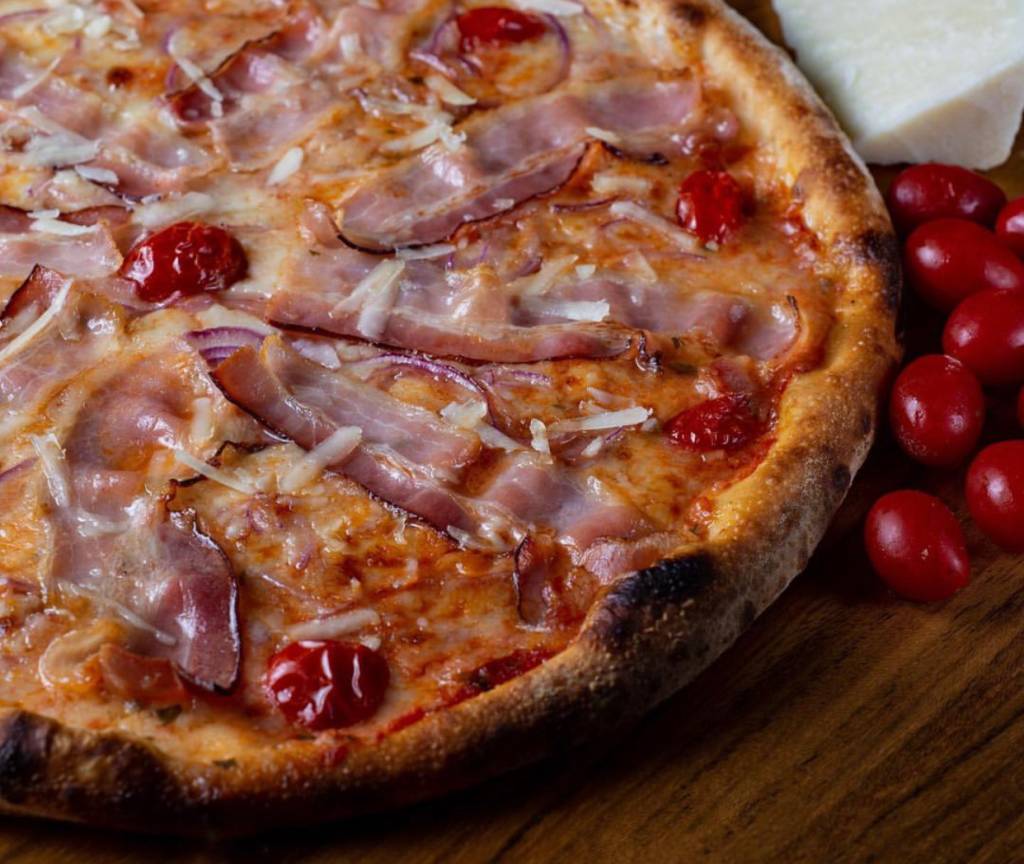 Domenica: bacon e tomatinhos reproduzem a clássica moda amatriciana na pizza