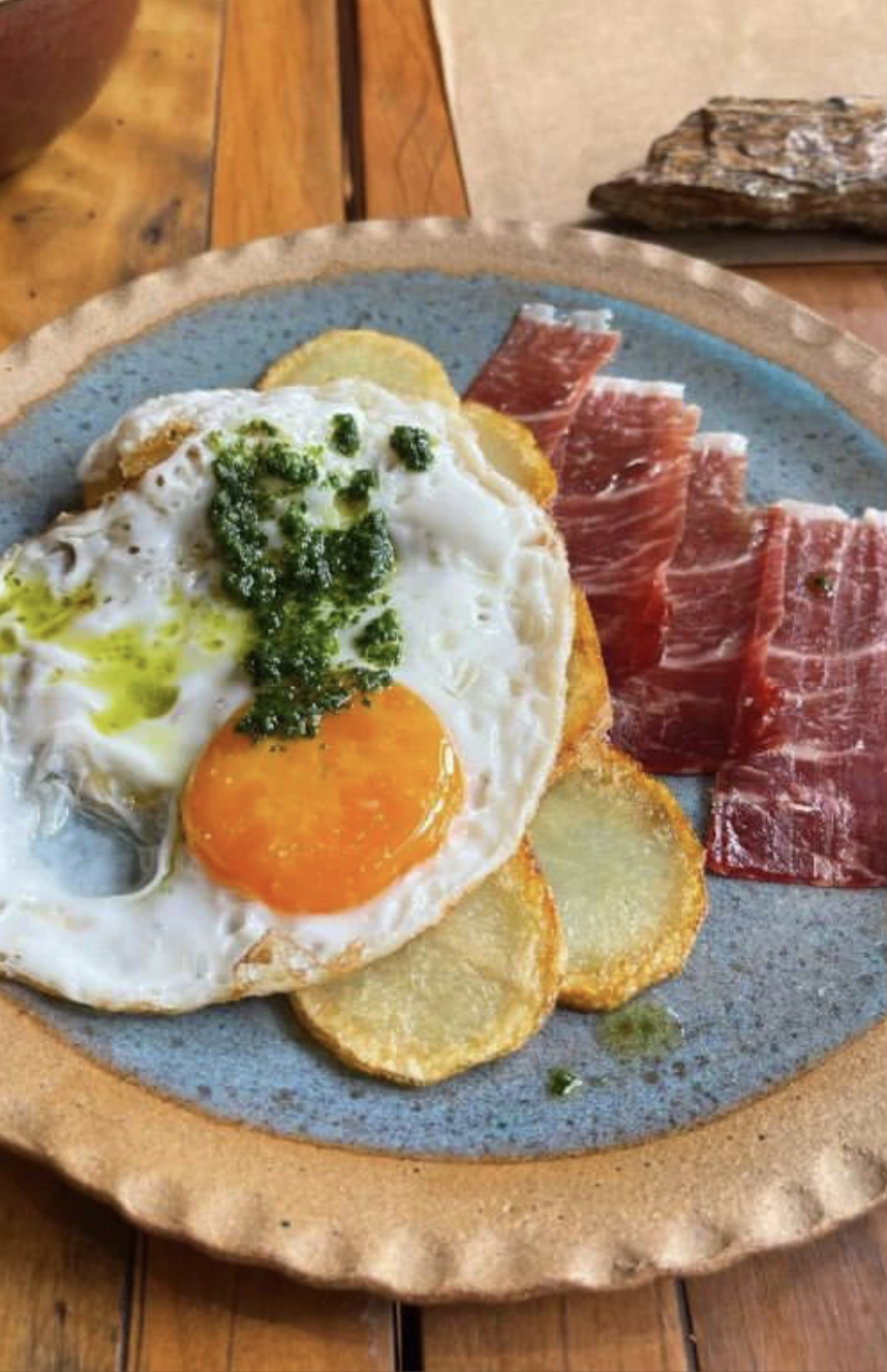 Huevos Rotos: clássica tapa espanhola em apresentação contemporânea na casa de Ipanema