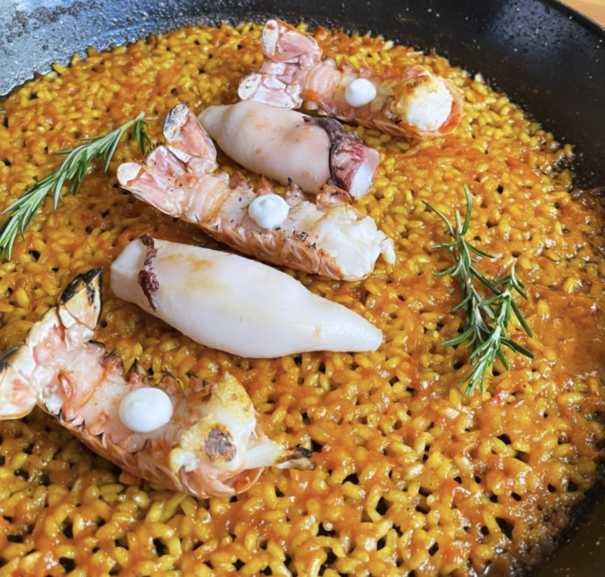 Izär: paellas e socarrats estão entre as especialidades do chef Pepe López