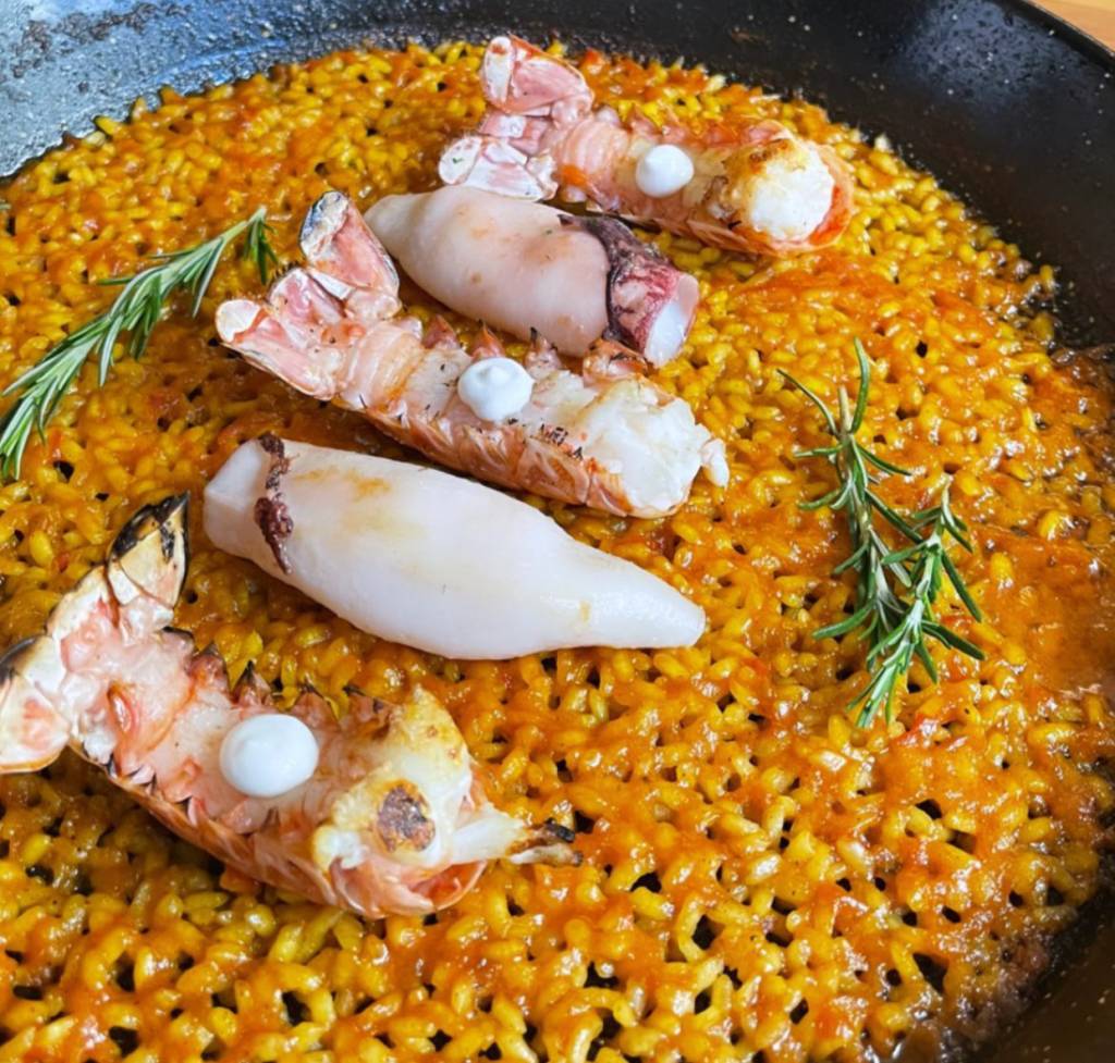 Izär: paellas e socarrats estão entre as especialidades do chef Pepe López