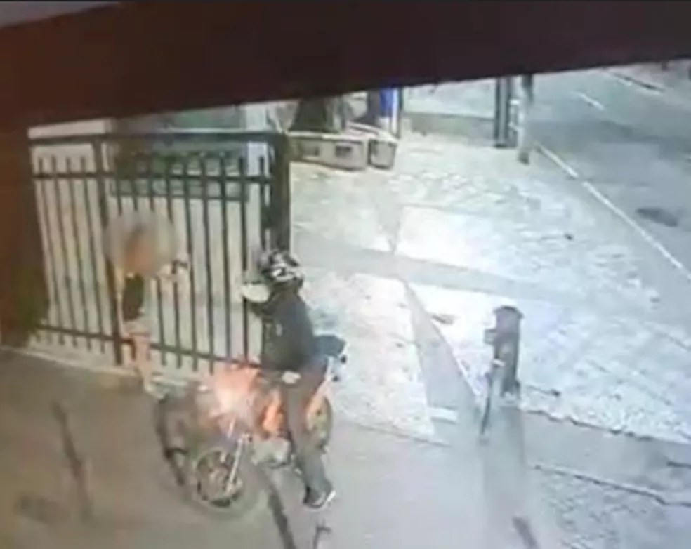 Foto mostra assaltante com moto laranja