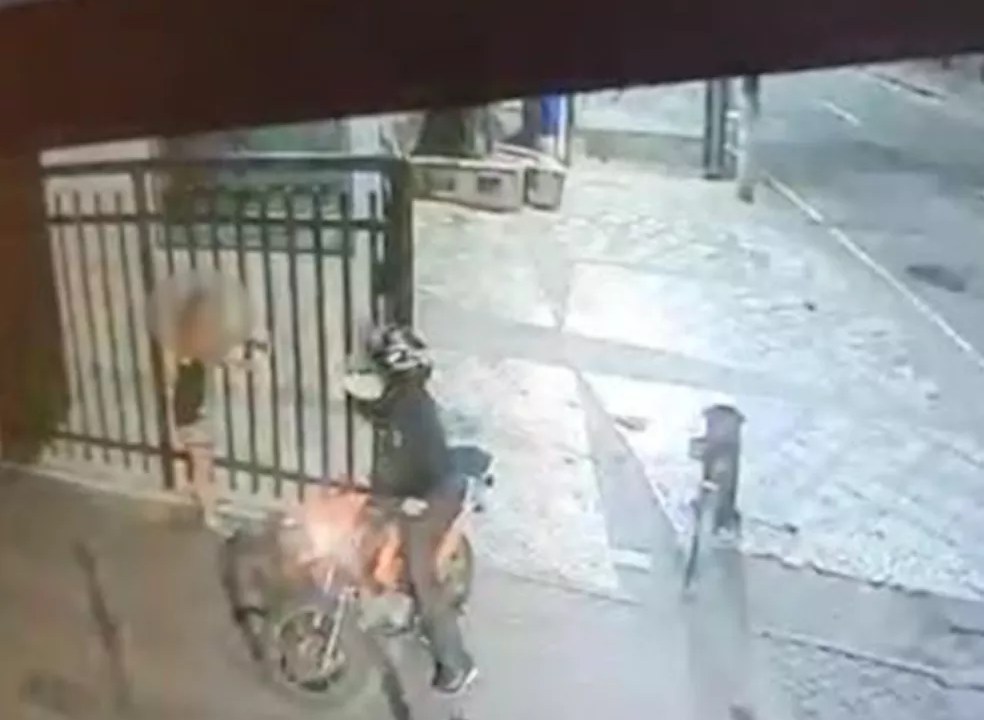 Foto mostra assaltante com moto laranja