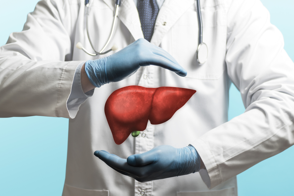 Ilustração de um médico segurando um fígado.