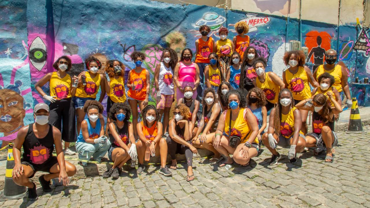Alunas do projeto Afrografiteiras, idealizado por Panmela Castro e realizado pela Rede NAMI.