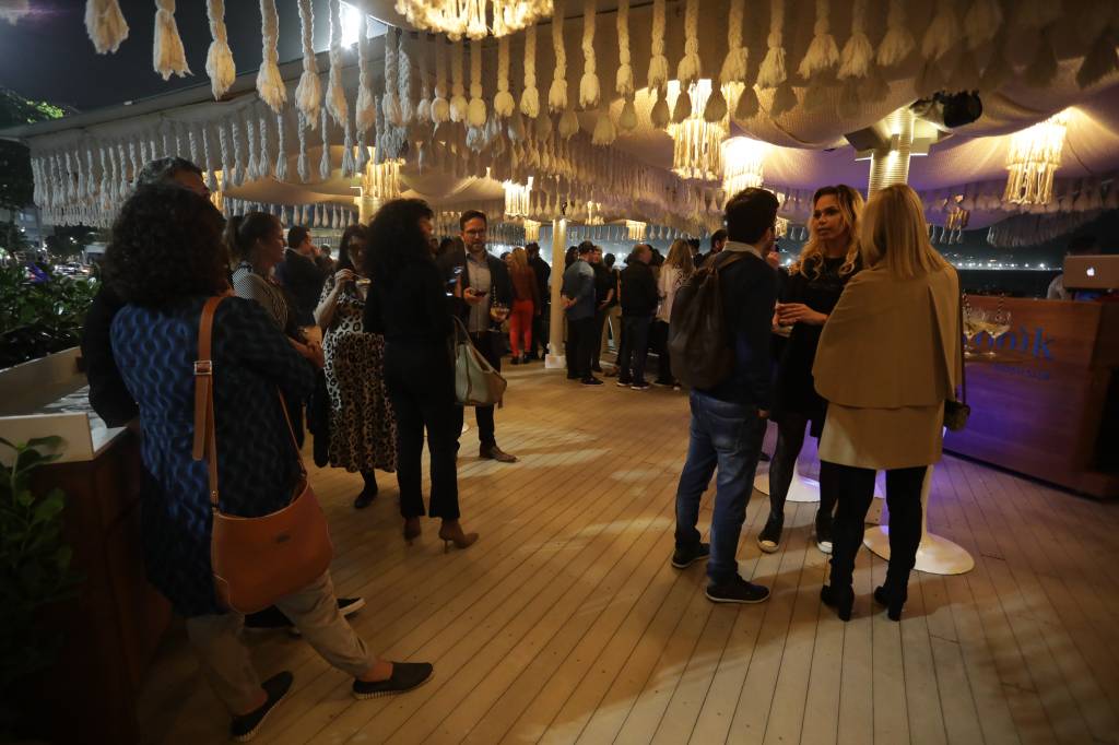 204A7516 Foto mostra pessoas em evento em quiosque