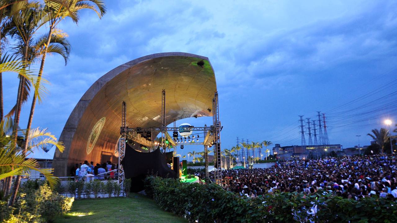 Foto do show ao anoitecer no Parque Madureira