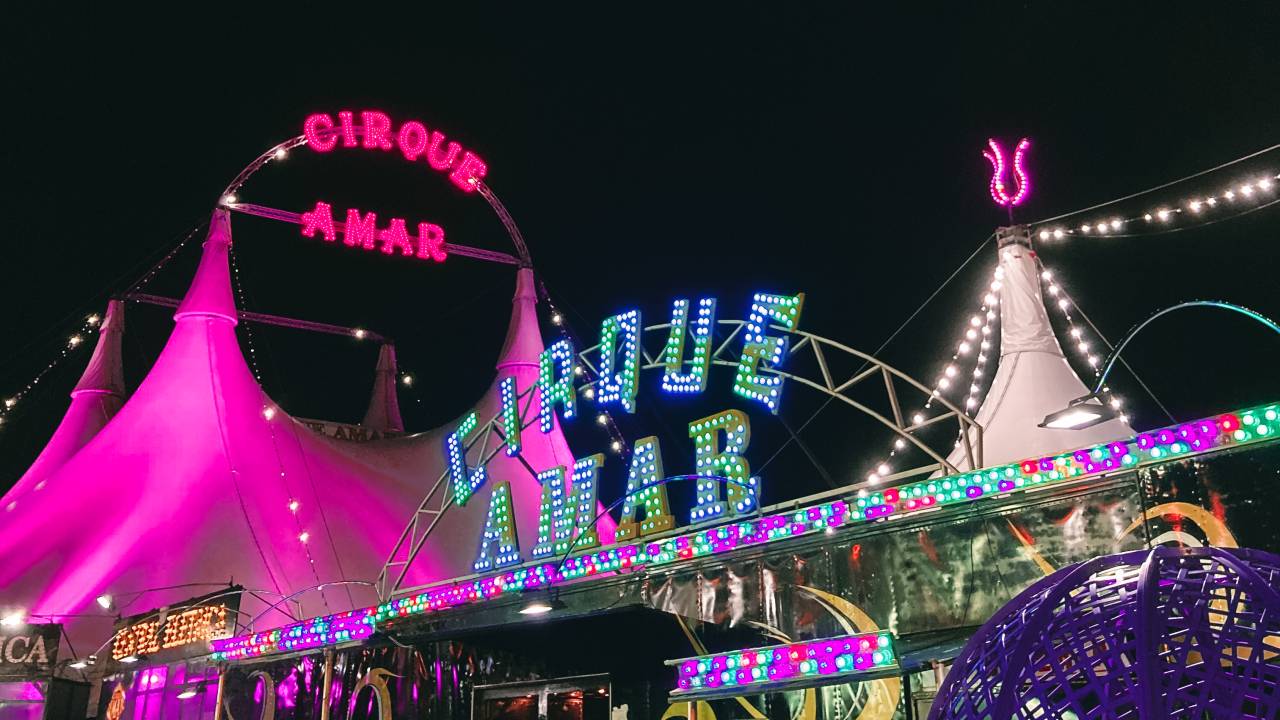 Foto mostra lona do Cirque Amar