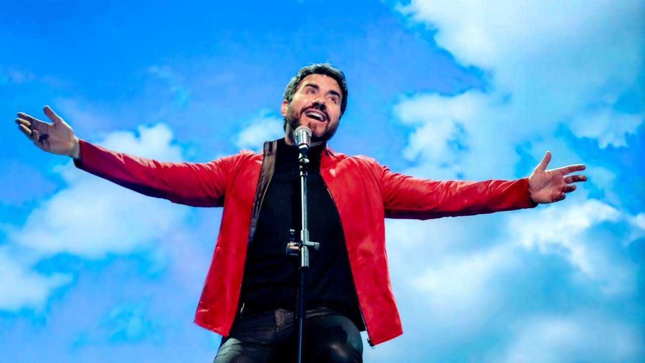 Foto mostra padre fábio de melo cantando