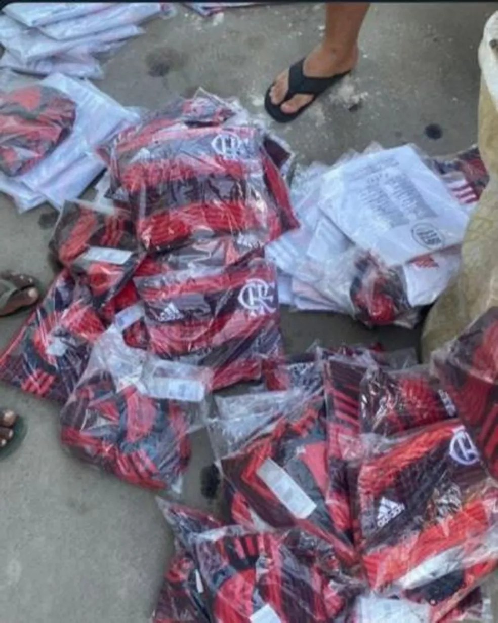 Fotos que seriam das camisas do Flamengo roubadas em redes sociais