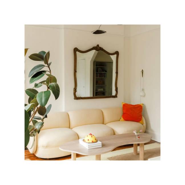 Formas orgânicas + móveis curvos A imagem mostra uma sala com móveis curvos.