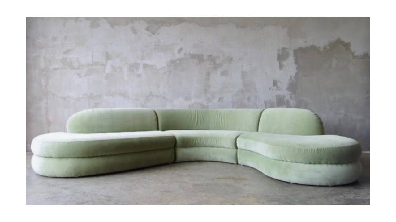 A imagem mostra um sofá com formas organicas.