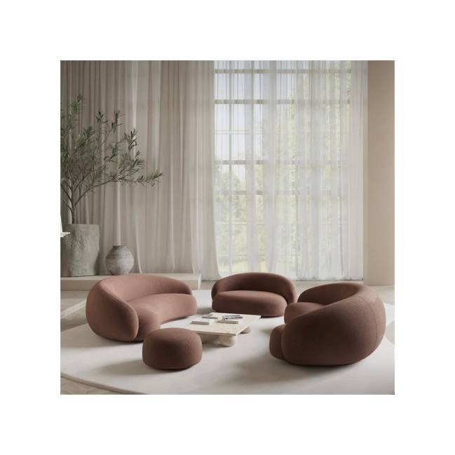 Formas orgânicas + móveis curvos A imagem mostra uma sala com móveis curvos.