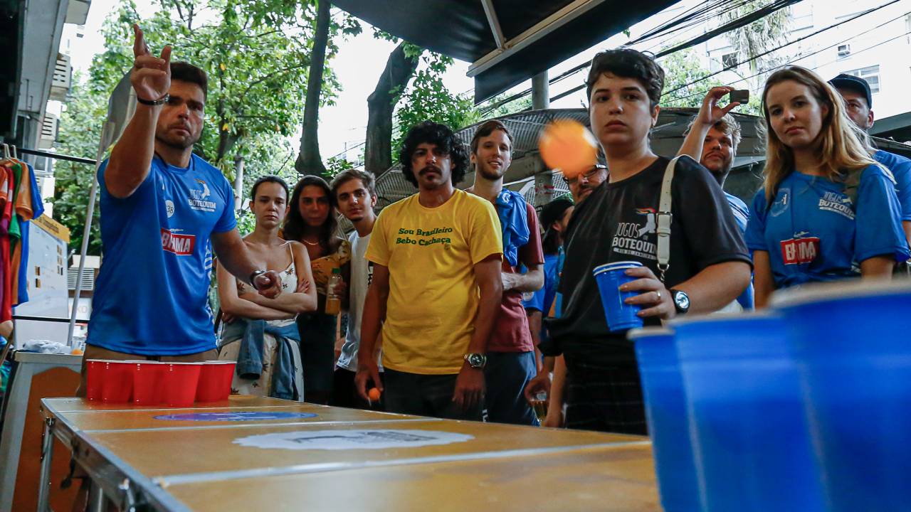 Beer pong: o jogo das bolinhas nos copos de cerveja é modalidade concorrida