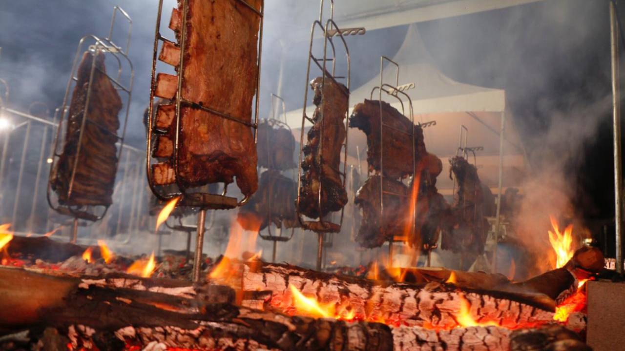 Blend BBQ: as carnes no fogo de chão estão entre as maiores atrações do festival