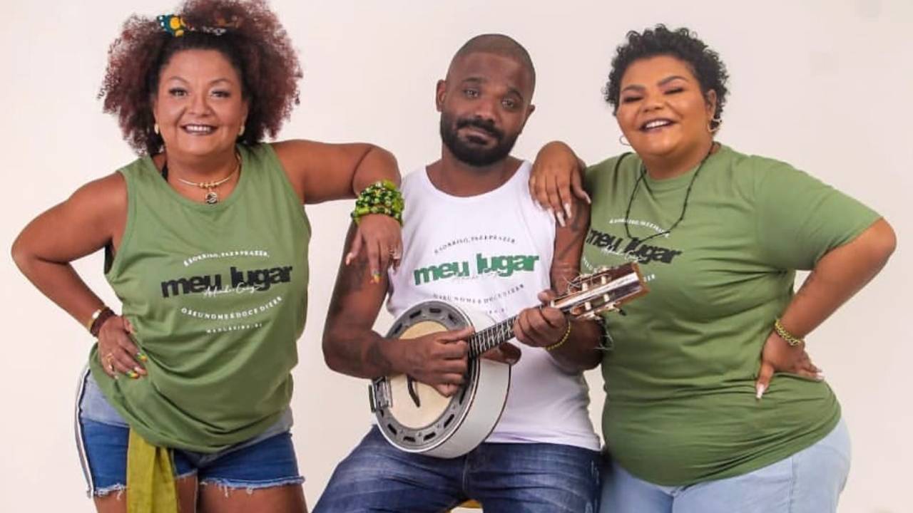 Babi Cruz, esposa de Arlindo Cruz, Arlindinho e Flora usando camisetas com a frase O Meu Lugar, da grife do sambista.