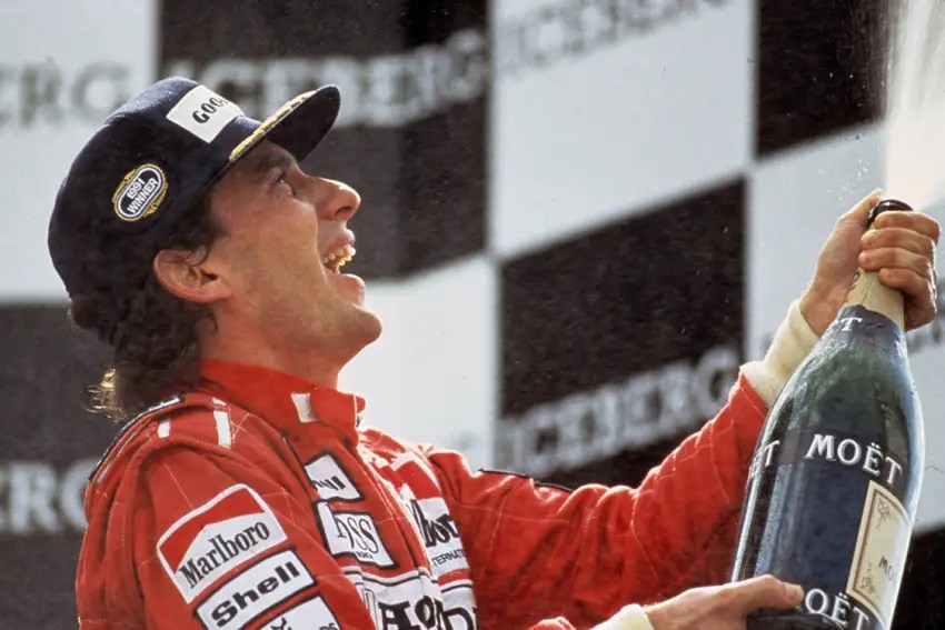 Foto mostra Ayrton Senna comemorando