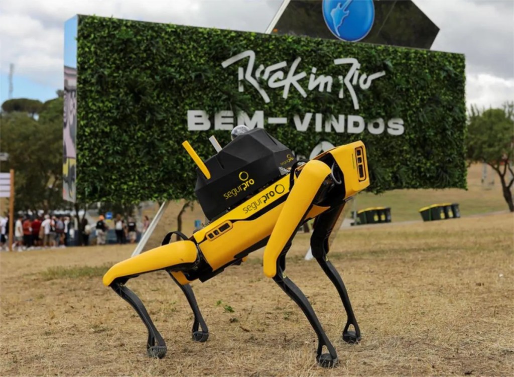Foto mostra cão-robô amarelo