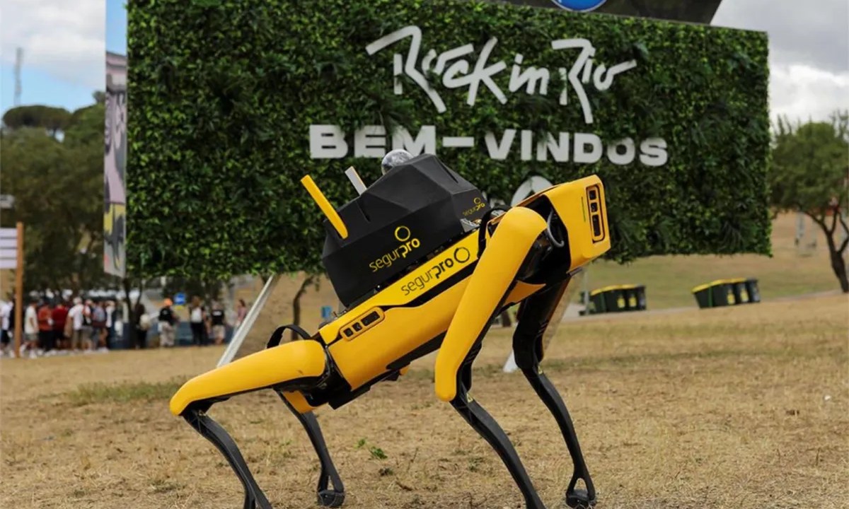 Foto mostra cão-robô amarelo