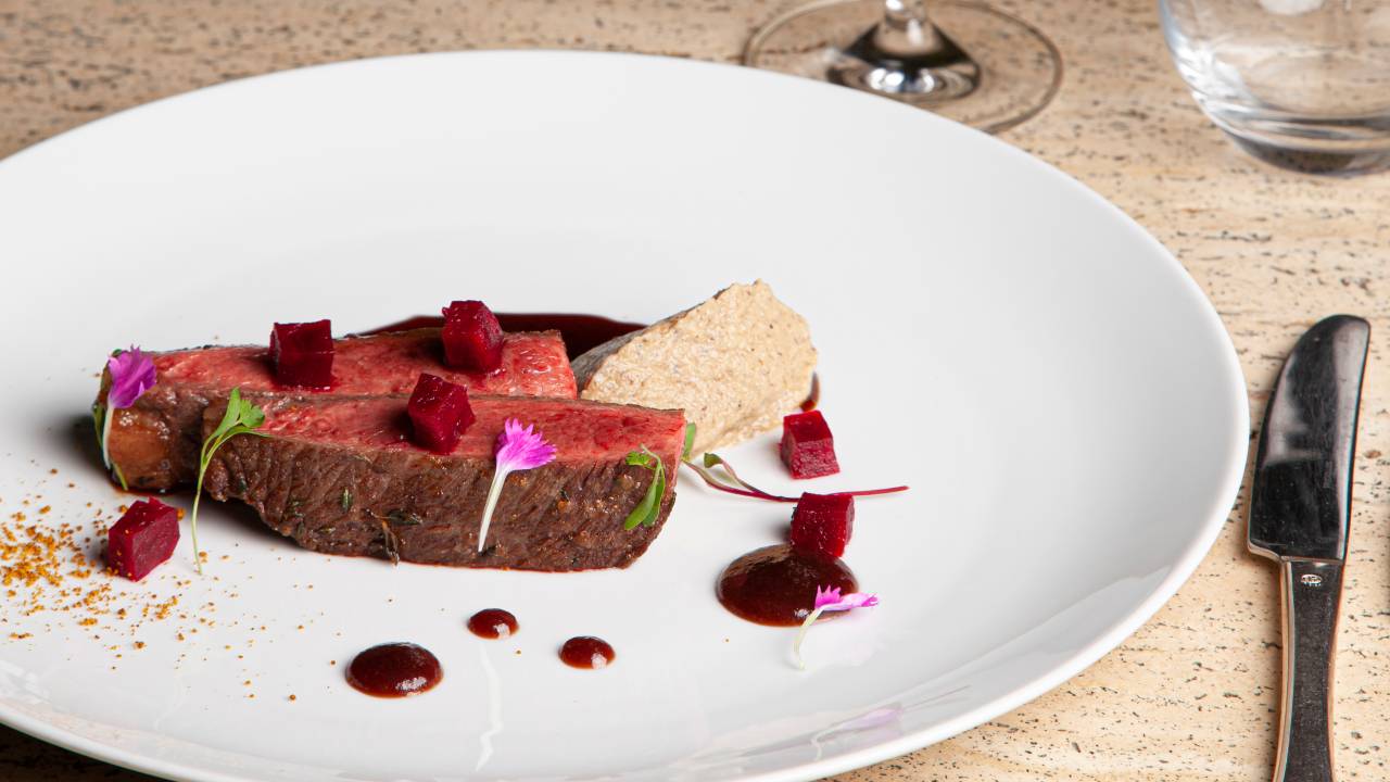 Emile: o steak de wagyu com musseline de couve-flor é a opção de carne no menu dos seis anos