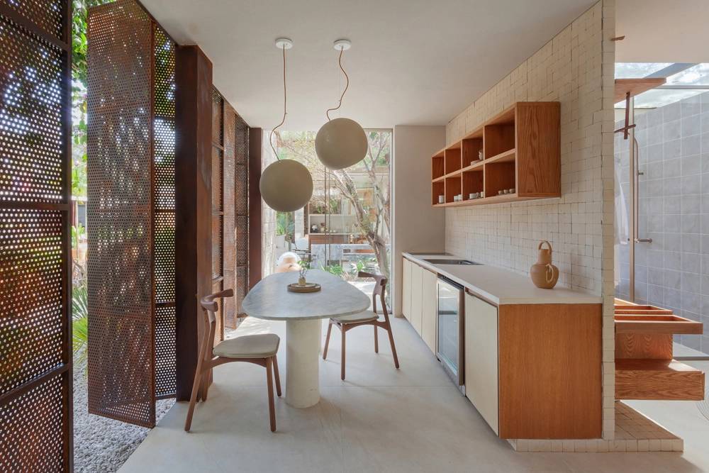 janaina-araujo-estudio-na-mata-casacor-rio-grande-do-sul-2022-credito-henrique-queiroga-20 janaina araujo casacor minas gerais estudio na mata campo cozinha mesa cadeira