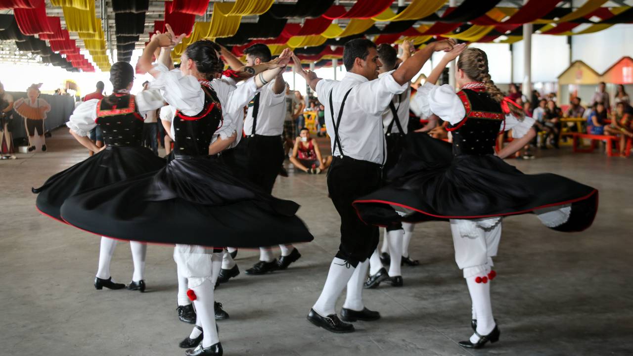 Oktoberfest: muito além da cerveja, a festa terá danças típicas e shows como os de Diogo Nogueira e Seu Jorge