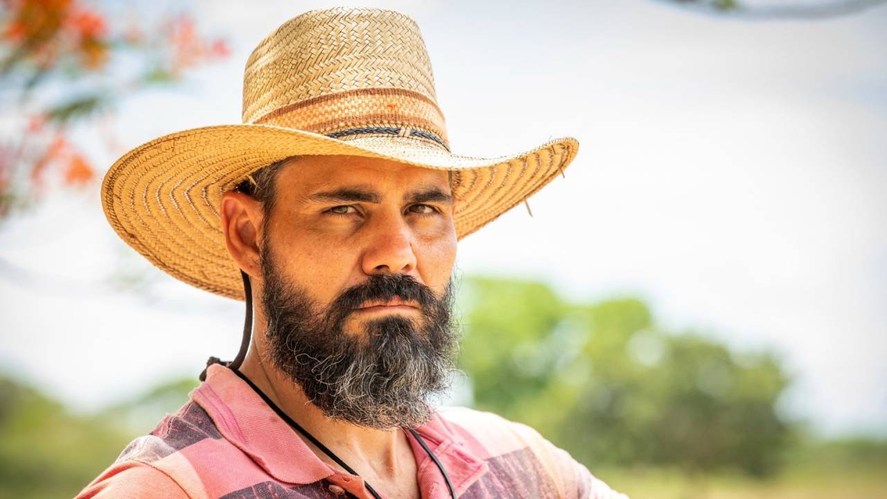 Pantanal: ator Juliano Cazarré leva as linguiças que fabrica para as gravações da novela