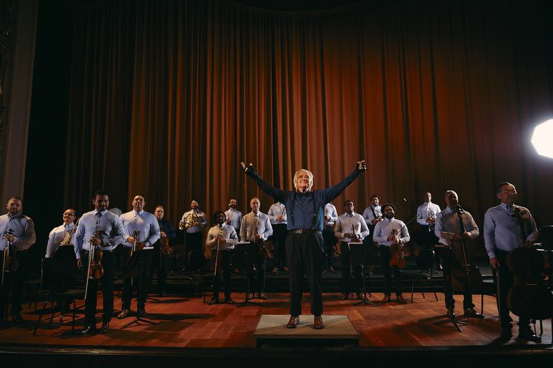 O maestro João Carlos Martins à frente da Orquestra Bachiana