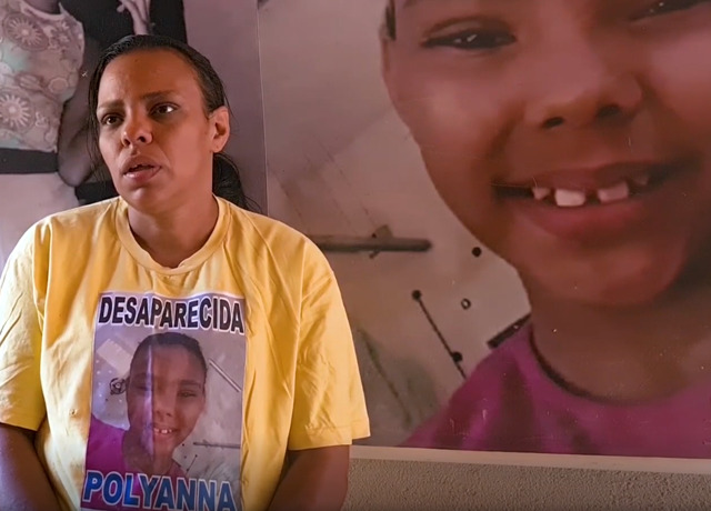 Foto mostra mãe da menina Polyana usando uma camisa com a foto da menina de 10 anos