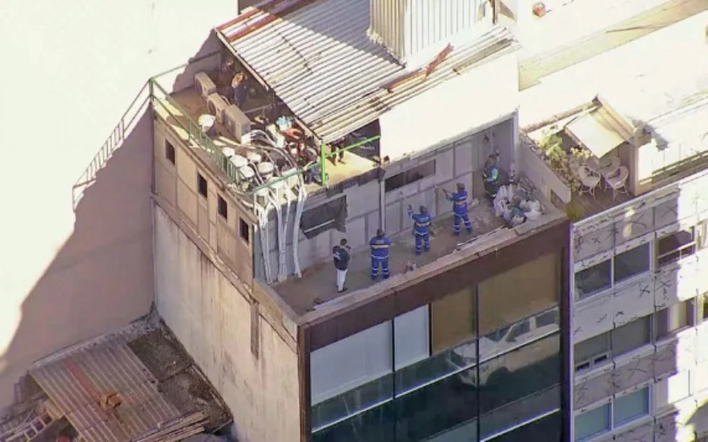 Foto mostra construção irregular em prédio