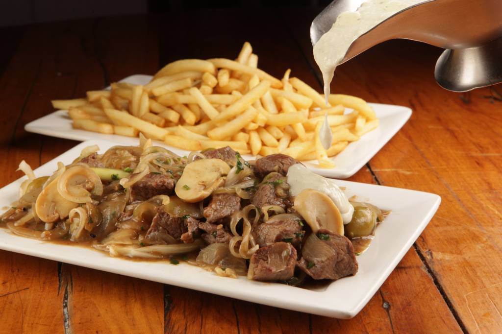 Bar do Adão: filé com fritas vem com cogumelos e creme de gorgonzola