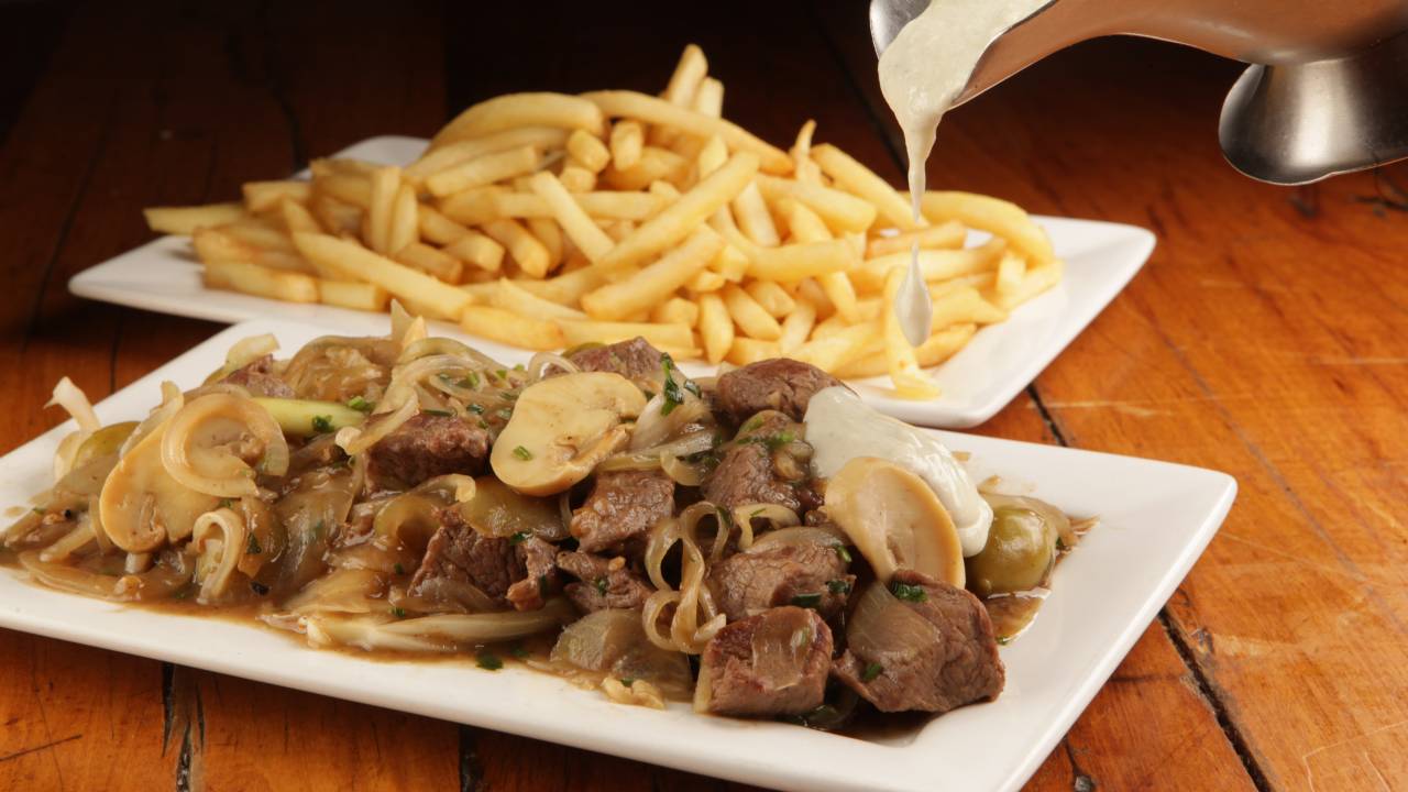 Bar do Adão: filé com fritas vem com cogumelos e creme de gorgonzola