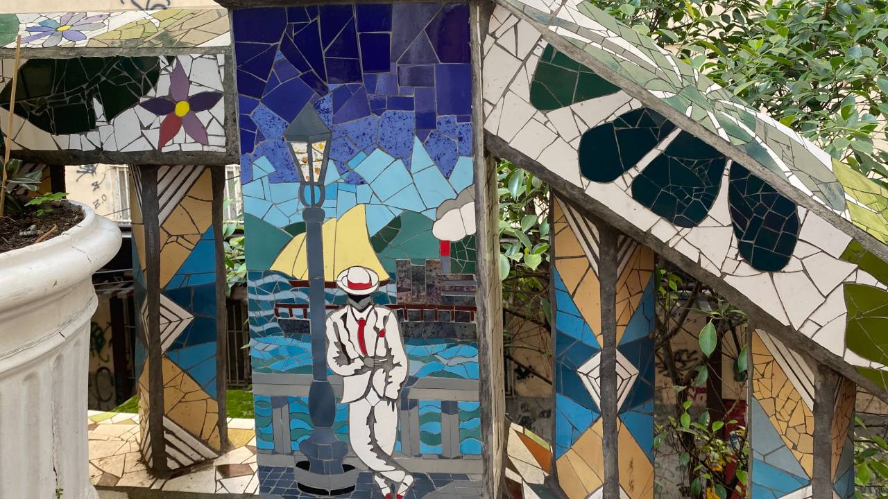Foto mostra mural de mosaico