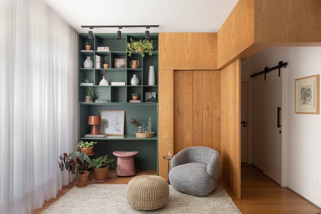 Apartamento de 115 m² é reformado para privilegiar o receber.