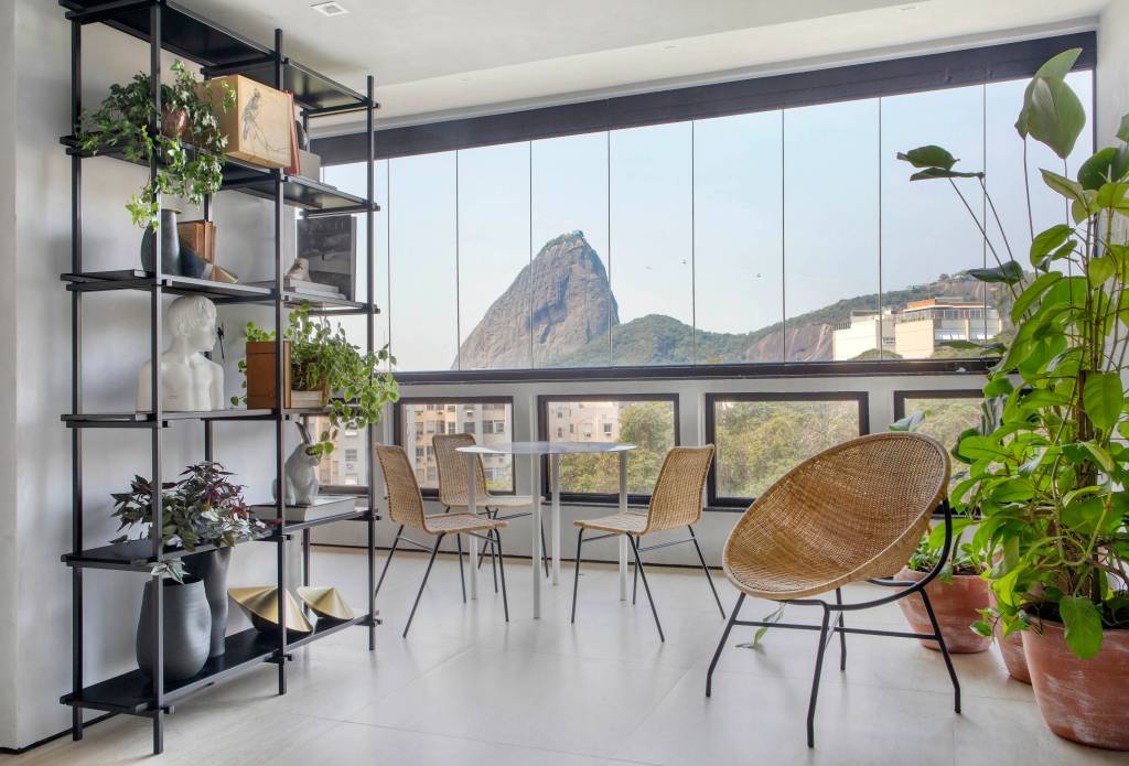 Apartamento-no-Aterro-do-Flamengo-assinado-por-Joao-Panaggio-fotos-Denilson-Machado-MCA-Estudio-5 Apartamento de 126 m² possui vista para o Pão de Açúcar