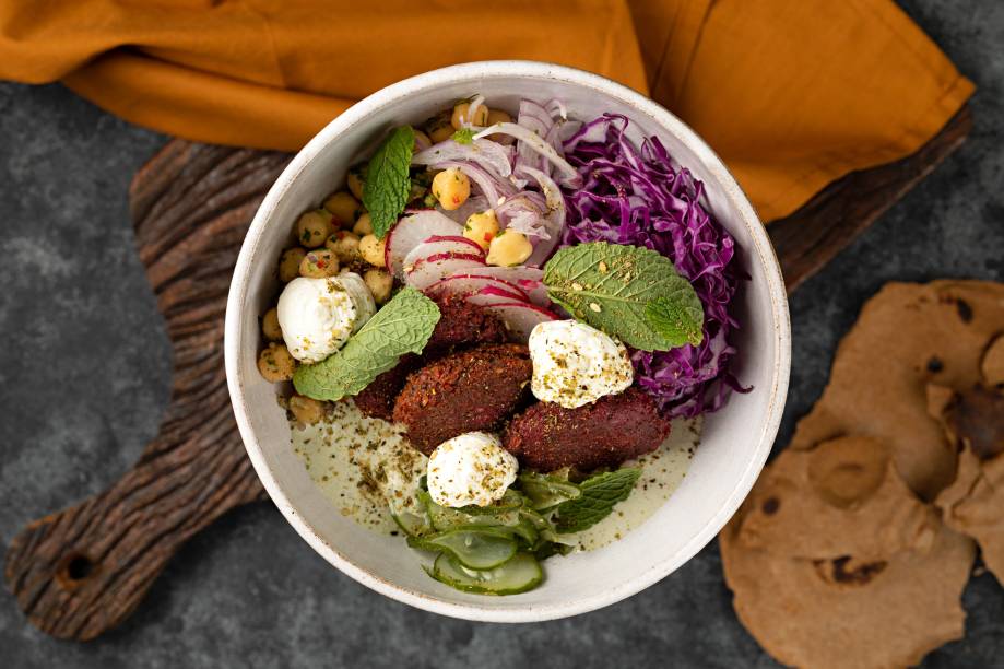Allma: falafel, babaganush, coalhada seca e outras cores no bowl