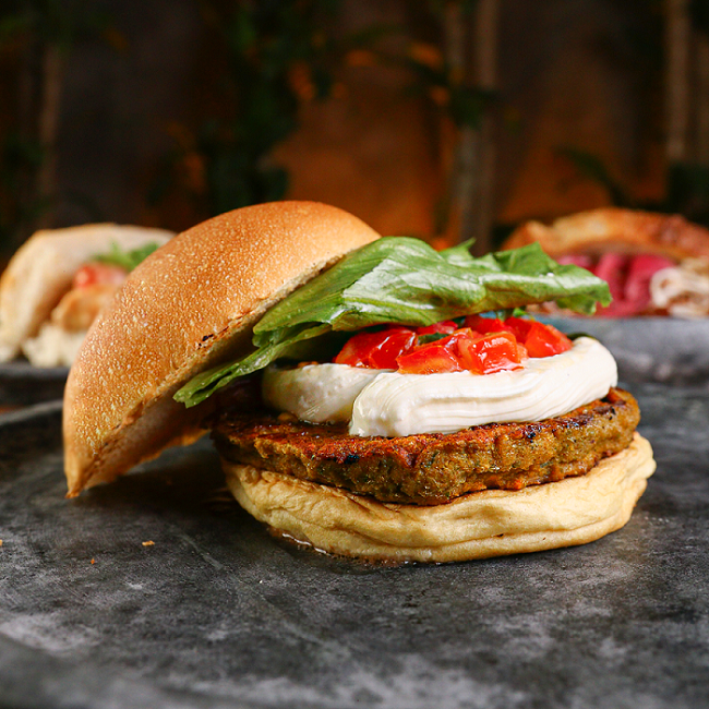Doma House: o falafel substitui a carne em hambúrguer caprichado