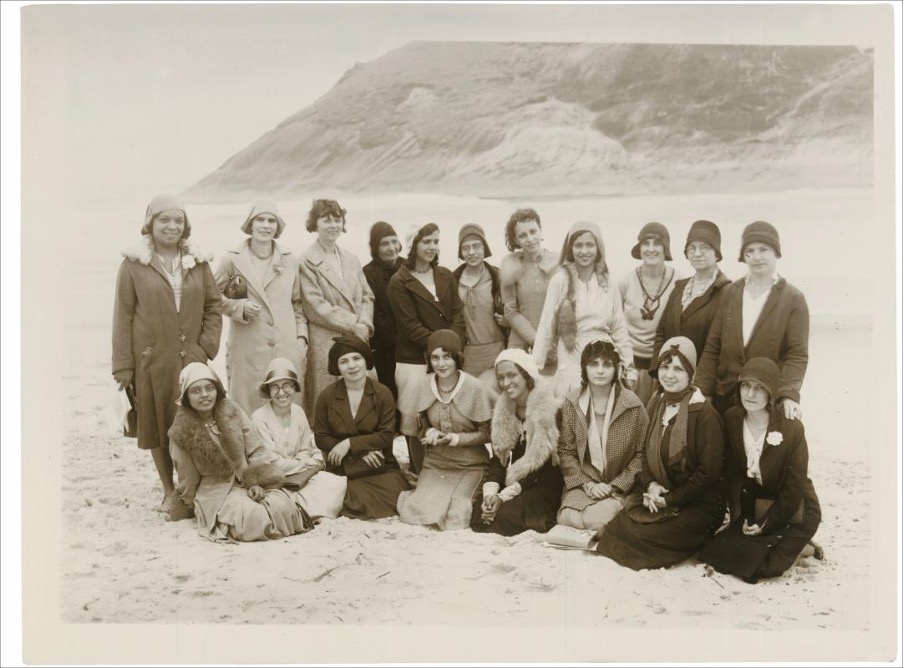 Foto mostra Almerinda Gama junta a mulheres que posam em uma foto. Há duas fileiras, a primeira tem mulheres ajoelhadas, a segunda tem mulheres em pé