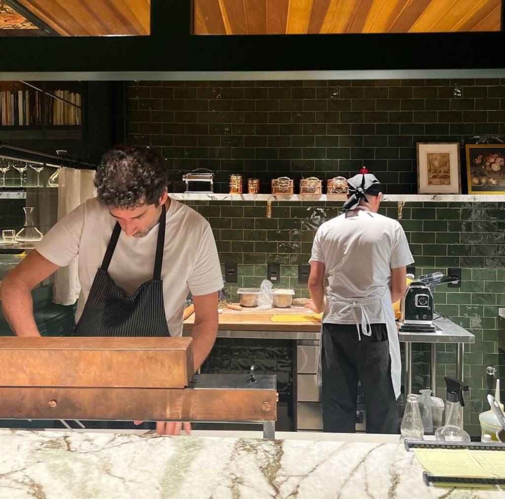 Nello: o chef e sua equipe fazem as massas frescas em cozinha aberta