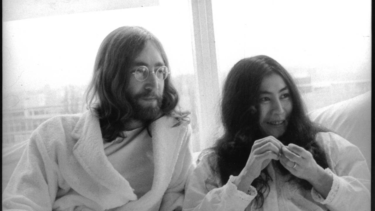 Foto em preto de branco de John Lennon e Yoko na cama depois da coletiva Bed in for Peace no Hilton de Amsterdã.