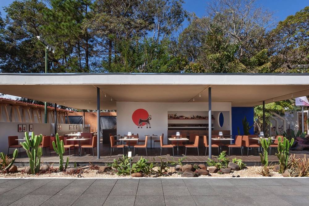 Sarah-James-Bistro-O-chef-e-o-cabra 7 medidas sustentáveis adotadas na 27ª CASACOR Minas Leia mais em: https://casacor.abril.com.br/sustentabilidade/medidas-sustentaveis-casacor-minas-gerais-2022/