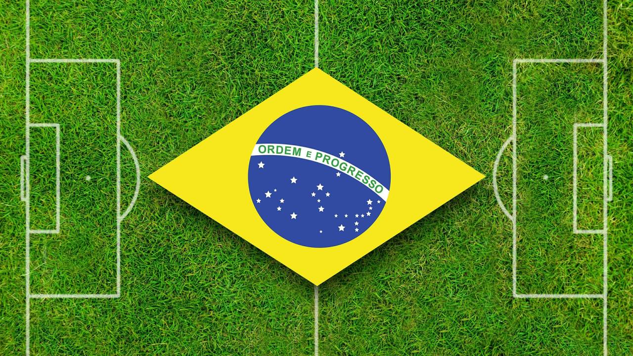 Campo de futebol caracterizado de bandeira do Brasil