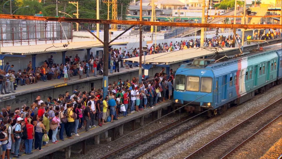 Trem chega a uma estaçao da supervia