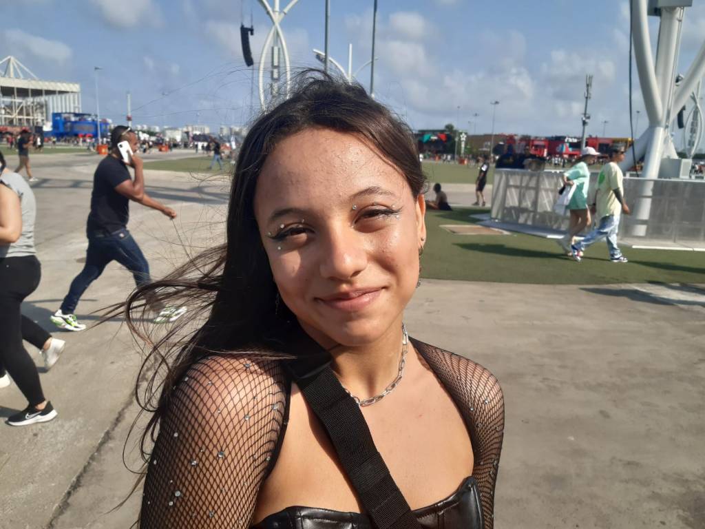 Renata Mendes, de 14 anos: pedrinhas combinando com um delineado simples