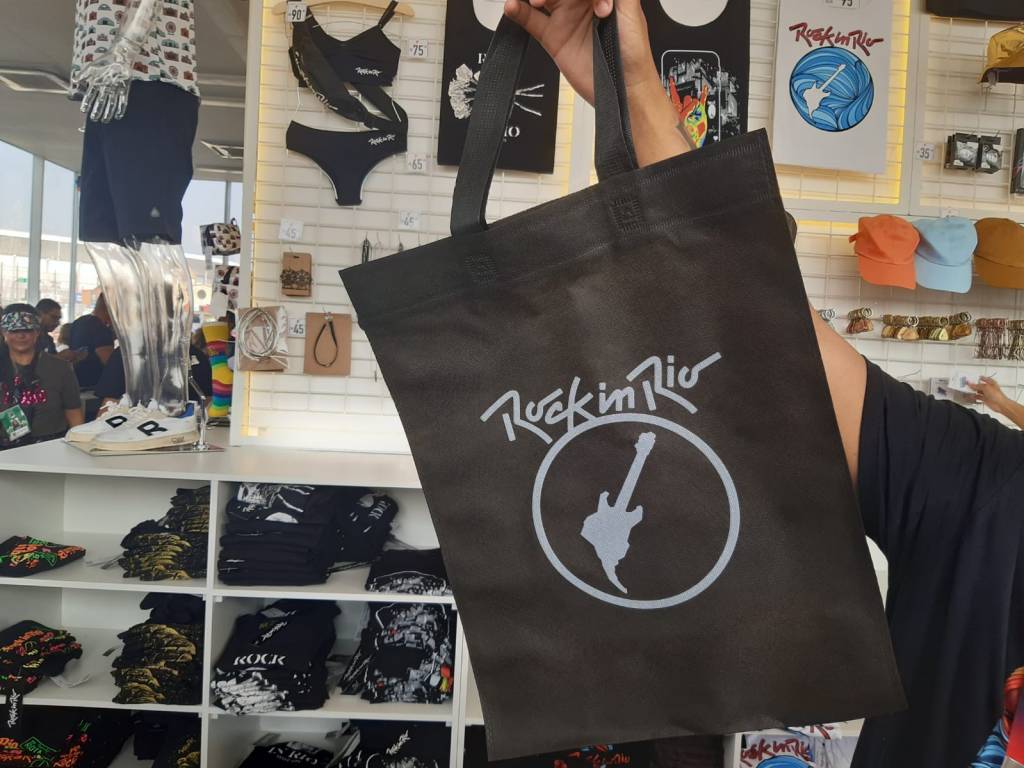 Foto mostra ecobag preta do Rock in Rio