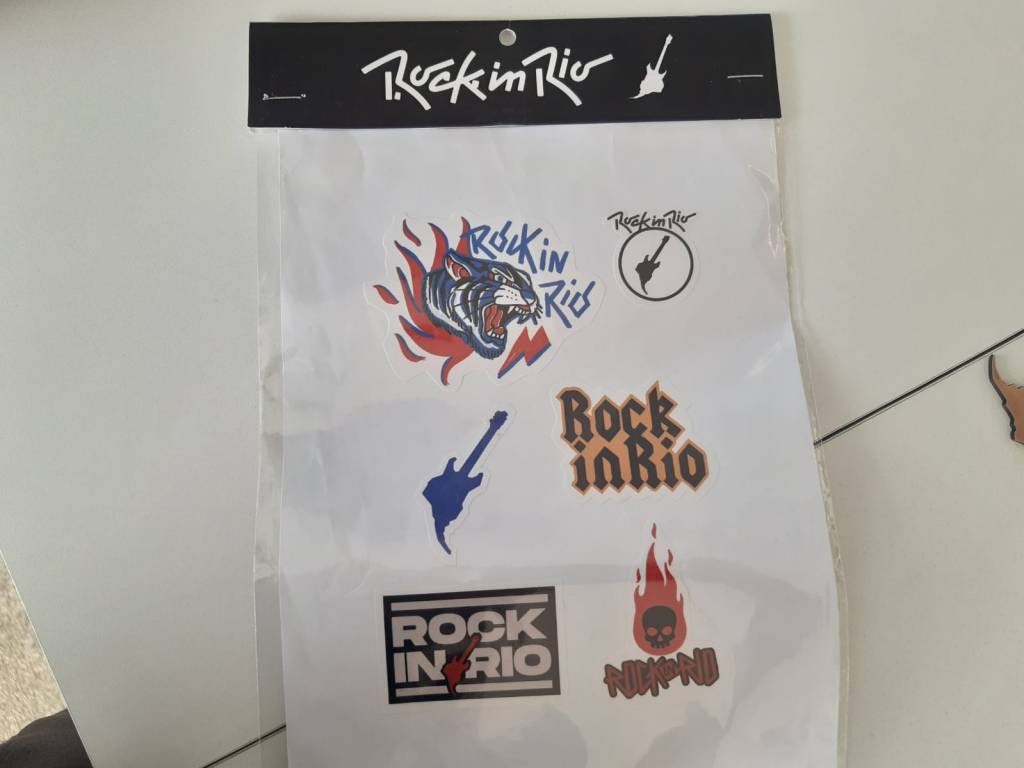 Foto mostra adesivos do Rock in Rio