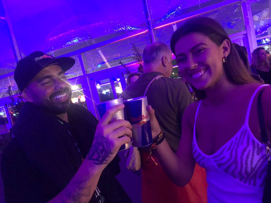 Carolina Henriques, de 20 anos, erguendo um brinde com o carioca e produtor de evento Gustavo Galindo, 33: drinque que desce fácil