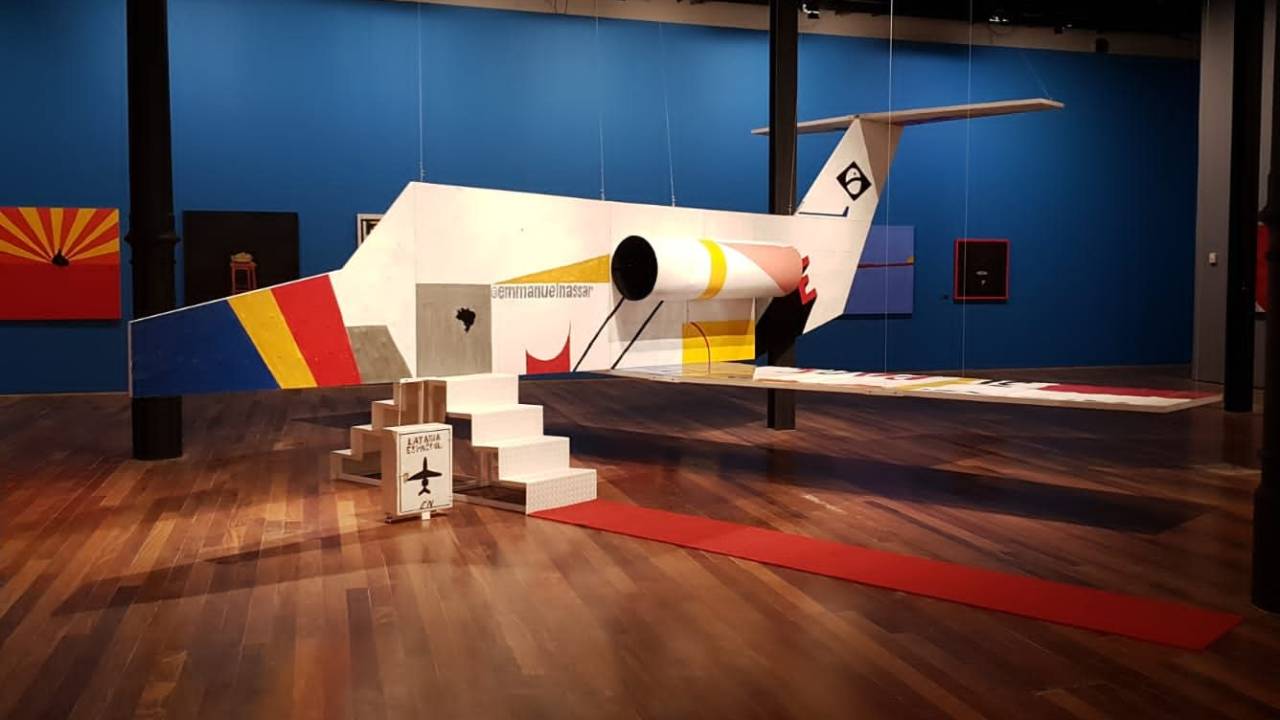 Obra em formato de avião feita de lata