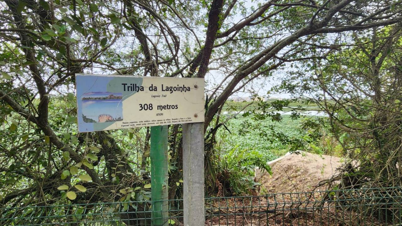 Foto mostra placa da Trilha da Lagoinha
