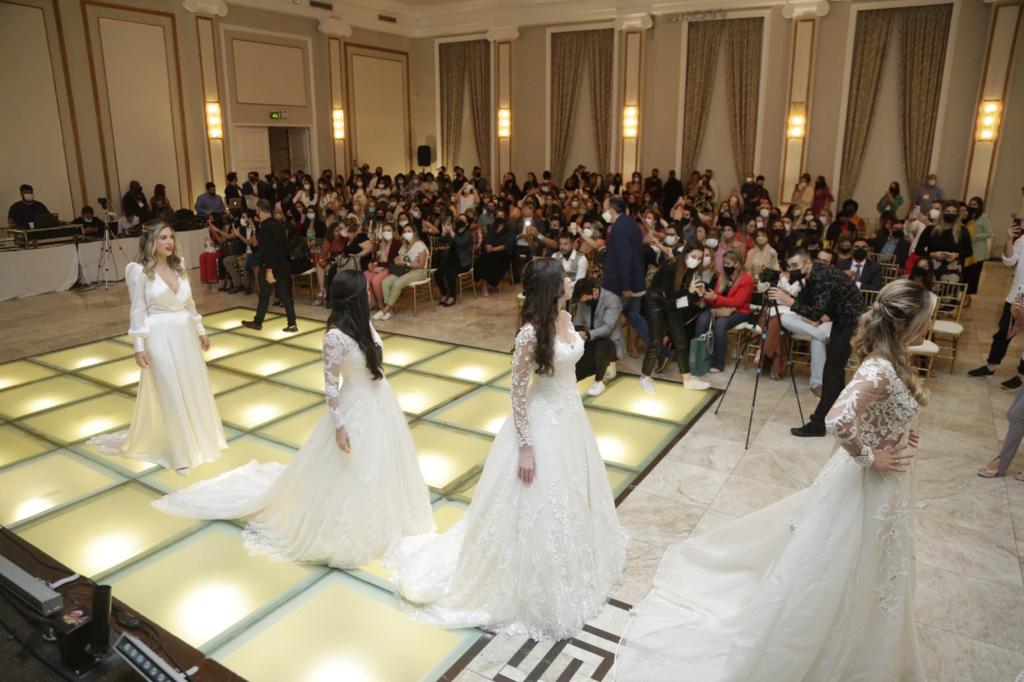 Foto mostra desfile de vestidos de noiva